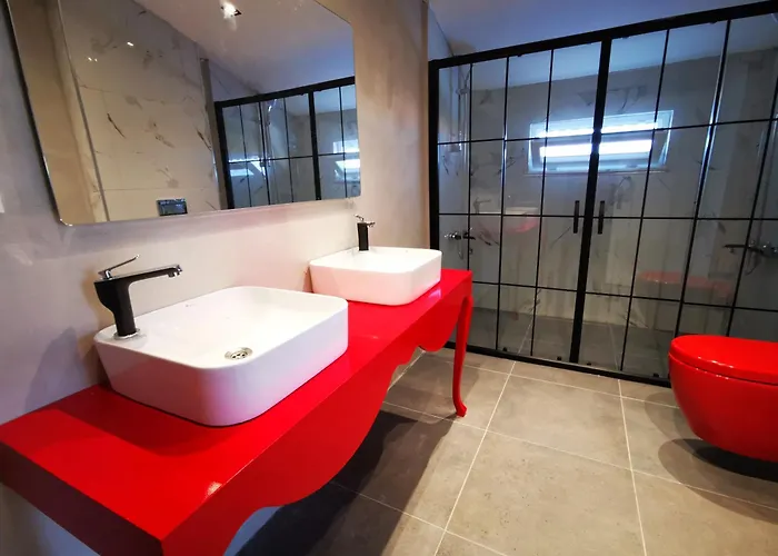 Red F30 Kirmizi,modern Tasarimli וילה *